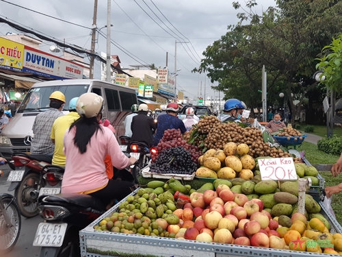 Chợ tự phát gây ùn tắc tại đường Trung Mỹ Tây 13